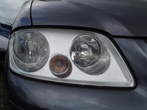 Używane Reflektor prawy Volkswagen Touran Cena na żądanie oferowane przez Bongers Auto-Onderdelen Zeeland