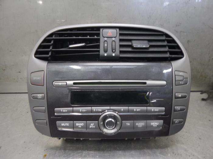 Radio from a Fiat Bravo (198A) 1.4 T-Jet 16V 150 2010