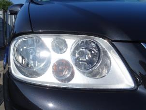Używane Reflektor prawy Volkswagen Touran Cena na żądanie oferowane przez Bongers Auto-Onderdelen Zeeland