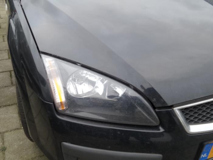 Headlight, right from a Ford Focus 2 Wagon 1.6 TDCi 16V 90 2008