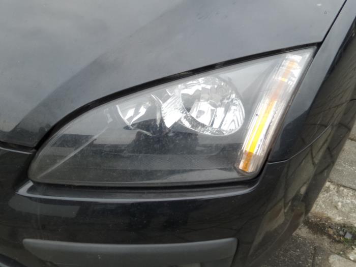 Headlight, left from a Ford Focus 2 Wagon 1.6 TDCi 16V 90 2008