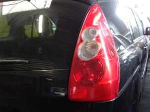 Używane Tylne swiatlo pozycyjne prawe Mazda 5. Cena na żądanie oferowane przez Bongers Auto-Onderdelen Zeeland