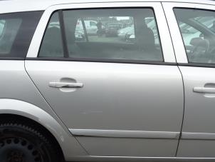 Używane Drzwi prawe tylne wersja 4-drzwiowa Opel Astra H SW (L35) 1.7 CDTi 16V Cena na żądanie oferowane przez Bongers Auto-Onderdelen Zeeland