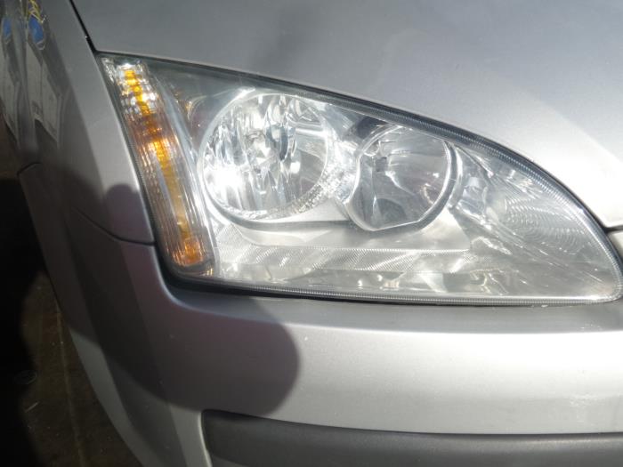 Headlight, right from a Ford Focus 2  2004