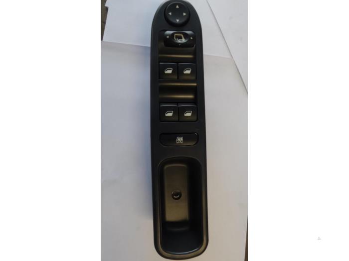 Nuevos Interruptor de ventanilla eléctrica Peugeot 307 Precio € 48,40 IVA incluido ofrecido por Bongers Auto-Onderdelen Zeeland