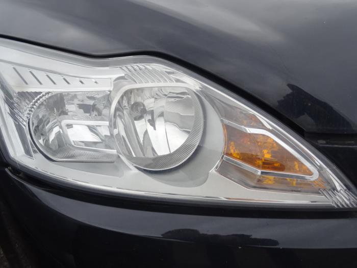 Headlight, right from a Ford Focus 2009