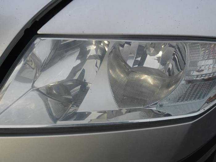 Headlight, left from a Skoda Octavia 2006