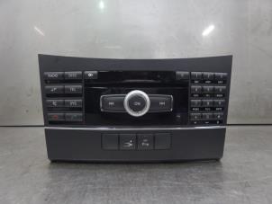 Used Radio Mercedes E-Klasse Price on request offered by Bongers Auto-Onderdelen Zeeland