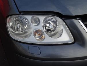 Używane Reflektor prawy Volkswagen Touran (1T1/T2) 1.9 TDI 100 Cena na żądanie oferowane przez Bongers Auto-Onderdelen Zeeland