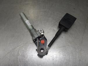 Used Seatbelt tensioner, left Opel Movano Combi 2.5 CDTI 16V DPF Price on request offered by Bongers Auto-Onderdelen Zeeland