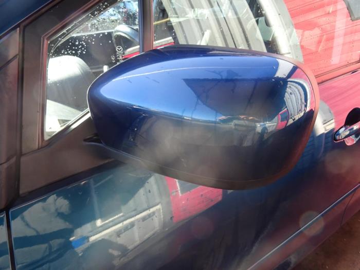 Rétroviseur extérieur gauche d'un Mazda 5. 2007