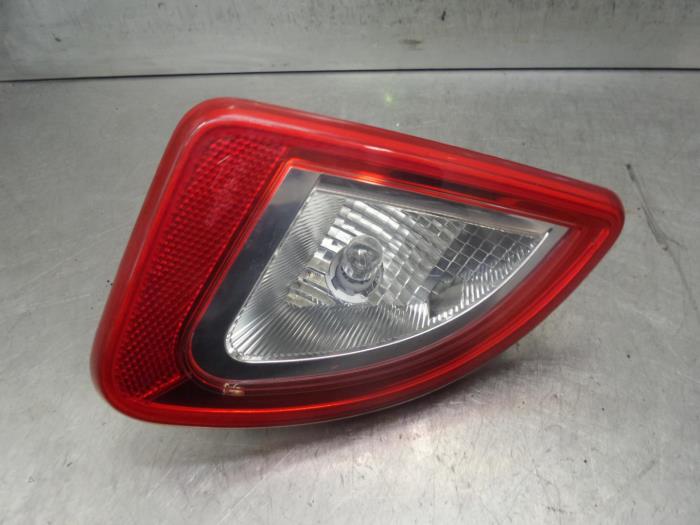 Luz trasera izquierda de un Renault Twingo 2013