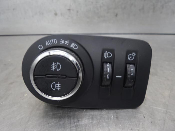 Light switch from a Opel Corsa D 1.4 16V Twinport 2013