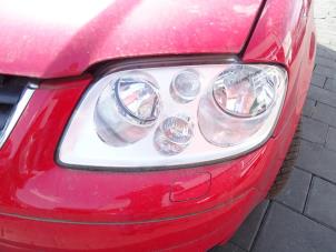 Używane Reflektor lewy Volkswagen Touran Cena na żądanie oferowane przez Bongers Auto-Onderdelen Zeeland