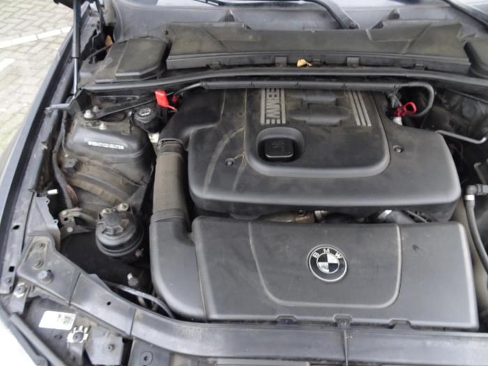 Engine from a BMW 3 serie (E90) 318d 16V 2005