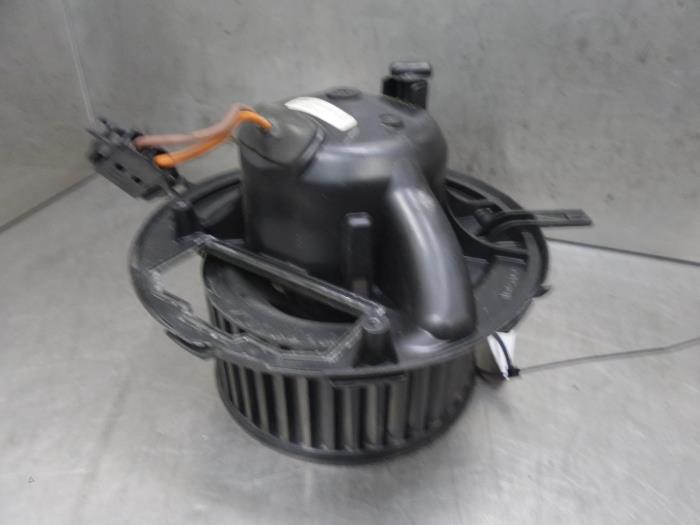 Heating and ventilation fan motor from a Volkswagen Golf Plus (5M1/1KP) 2.0 TDI 16V 2006