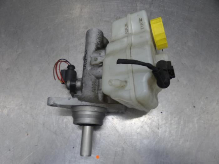 Master cylinder from a Audi A1 2015