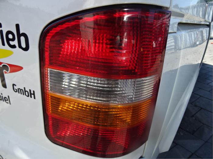 Luz trasera derecha de un Volkswagen Transporter 2005