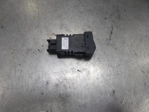 Used Cockpit dimmer Mazda 3. Price on request offered by Bongers Auto-Onderdelen Zeeland