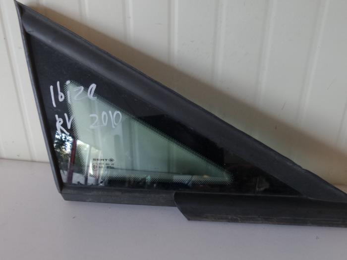 Ventanilla adicional de puerta de 4 puertas derecha delante de un Seat Ibiza 2010