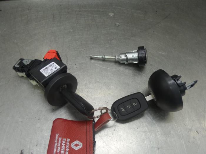 Used Ignition lock + computer Renault Twingo Price on request offered by Bongers Auto-Onderdelen Zeeland