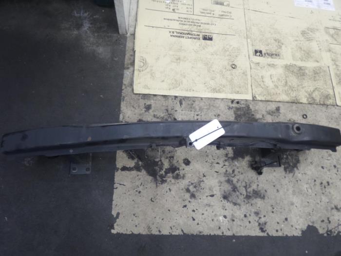 Front bumper frame from a BMW 3 serie (E90) 318d 16V 2005