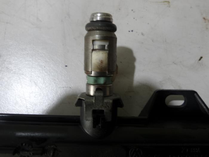Injector (petrol injection) from a Volkswagen Golf 2006