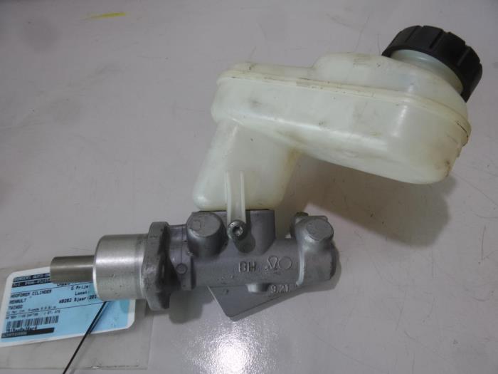 Master cylinder from a Renault Twingo II (CN) 1.2 16V LEV 2011