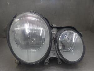 Used Headlight, right Mercedes E-Klasse Price on request offered by Bongers Auto-Onderdelen Zeeland