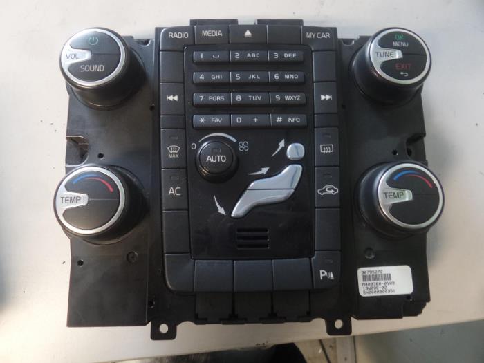 Unidad de control multimedia de un Volvo V70 2013