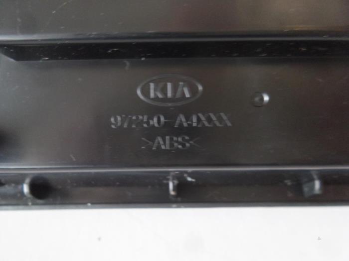 Panel de control de calefacción de un Kia Carens IV (RP) 1.7 CRDi 16V 2014