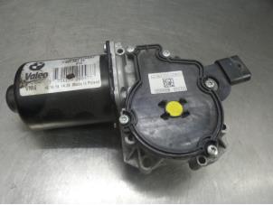 Used Front wiper motor BMW 1 serie (F20) 118d 2.0 16V Price on request offered by Bongers Auto-Onderdelen Zeeland