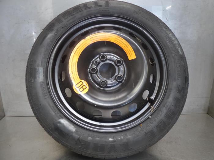 Space-saver spare wheel from a Alfa Romeo 147 2000