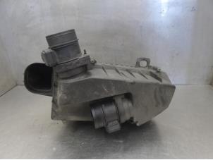 Used Air box Peugeot 407 (6C/J) 2.7 HDi V6 24V Price on request offered by Bongers Auto-Onderdelen Zeeland
