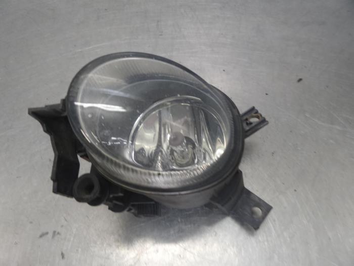 Fog light, front right from a Audi A4 2006
