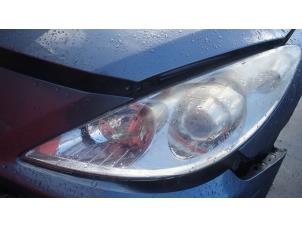Used Headlight, left Peugeot 307 Price on request offered by Bongers Auto-Onderdelen Zeeland