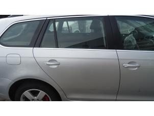 Używane Drzwi prawe tylne wersja 4-drzwiowa Volkswagen Golf VI Variant (AJ5/1KA) 1.6 TDI 16V 105 Cena na żądanie oferowane przez Bongers Auto-Onderdelen Zeeland