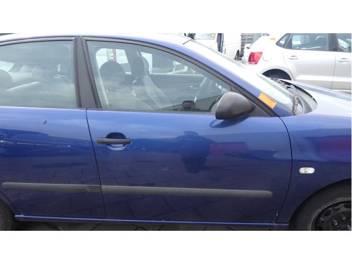 Puerta 4 puertas derecha delante de un Seat Ibiza III (6L1) 1.2 12V 2002