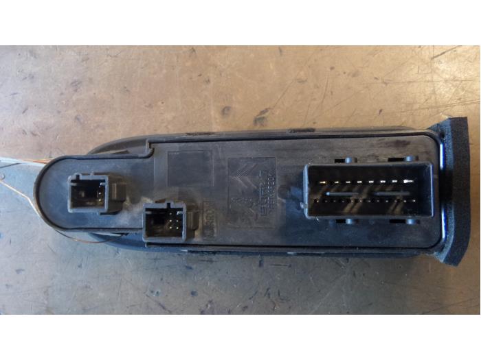 Electric window switch from a Citroën C5 III Tourer (RW) 2.2 HDiF 16V 173 DPFS 2009
