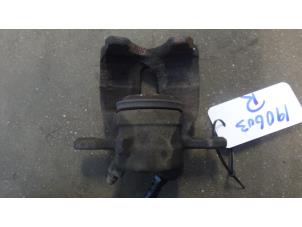 Used Front brake calliper, right Renault Clio IV Estate/Grandtour (7R) 0.9 Energy TCE 12V Price on request offered by Bongers Auto-Onderdelen Zeeland