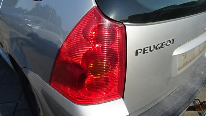 Rücklicht links van een Peugeot 307 Break (3E) 1.6 16V 2003