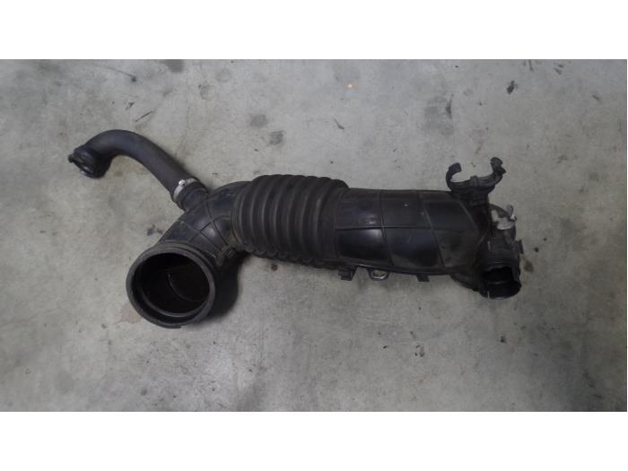 Air intake hose from a BMW 1 serie (F20) 118d 2.0 16V 2012
