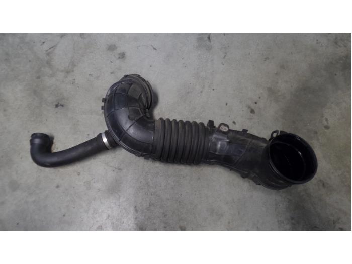 Air intake hose from a BMW 1 serie (F20) 118d 2.0 16V 2012