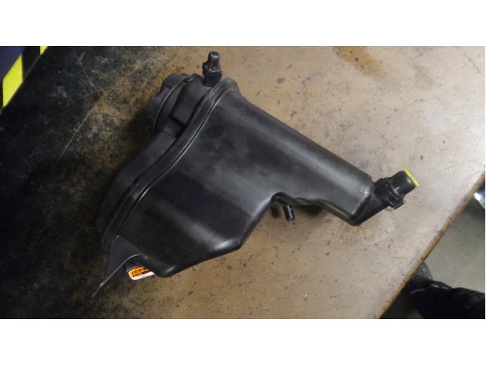 Expansion vessel from a BMW 3 serie (E90) 318i 16V 2006