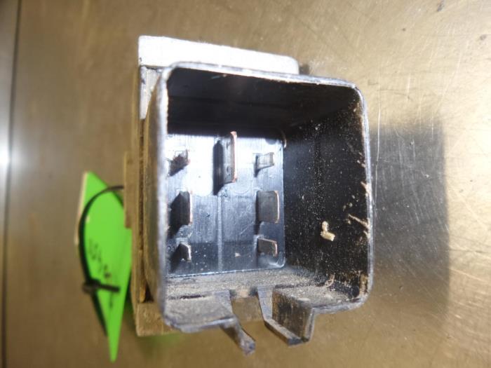 Glow plug relay Renault Trafic 770115078