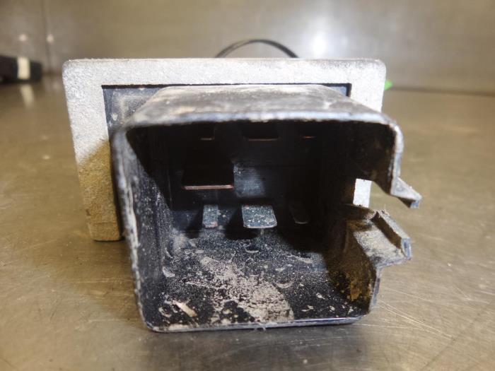Glow plug relay Renault Trafic 770115078