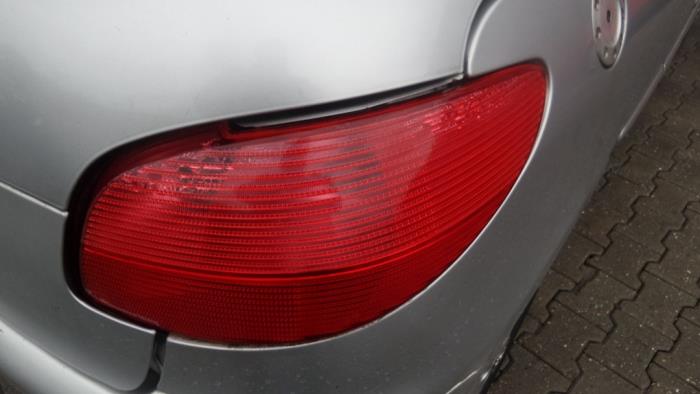 Luz trasera derecha de un Peugeot 206 CC (2D) 1.6 16V 2002