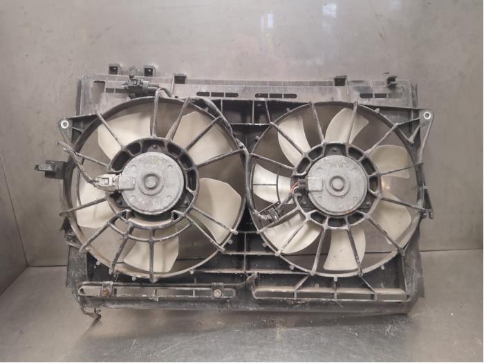 Cooling fans from a Toyota Corolla Verso (R10/11) 2.2 D-4D 16V 2007