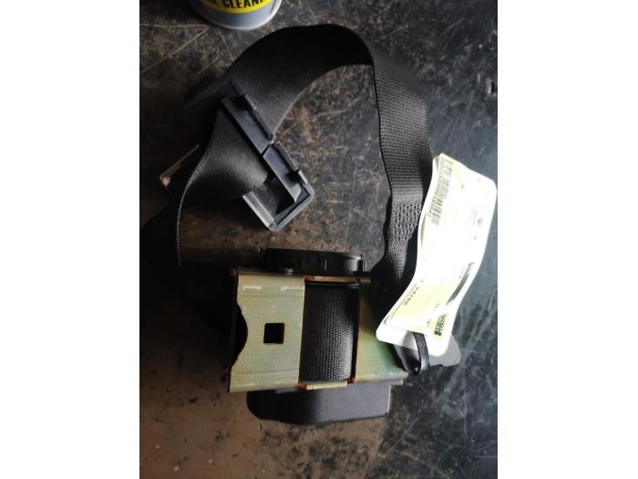 Rear seatbelt, left from a BMW 5 serie (E39) 525d 24V 2002