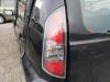 Luz trasera izquierda de un Daihatsu Sirion 2 (M3), 2005 1.0 12V DVVT, Hatchback, Gasolina, 998cc, 51kW (69pk), FWD, 1KRFE, 2005-01 / 2013-06, M300 2010